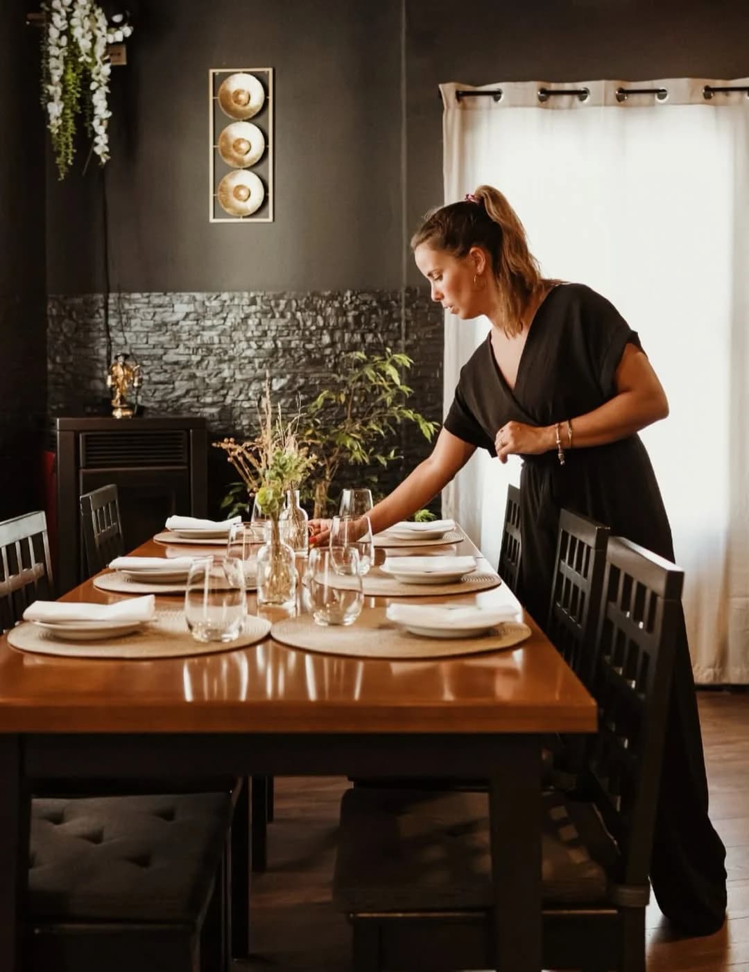 Ariana a preparar uma mesa para receber os clientes