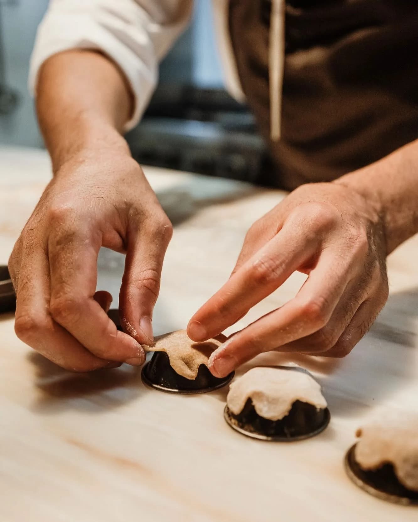 As mãos de Petr a trabalhar a massa na cozinha