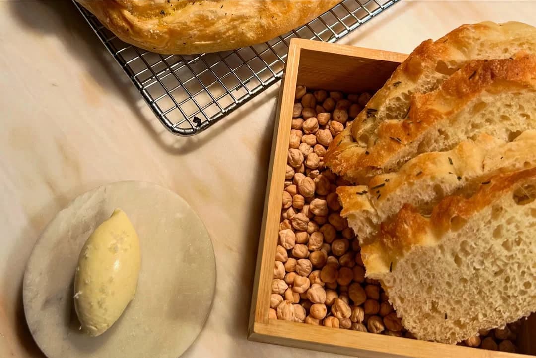 Pão preparado na cozinha do Mesa 15, acompanhado de manteiga