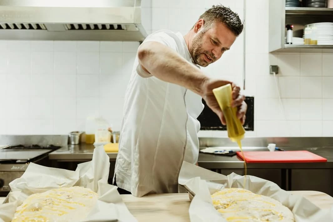 Petr a trabalhar a massa na cozinha do Mesa 15