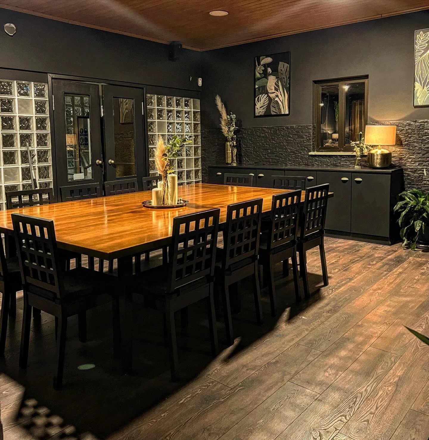 Sala privada do Mesa 15 com uma mesa comprida preparada para receber um grupo