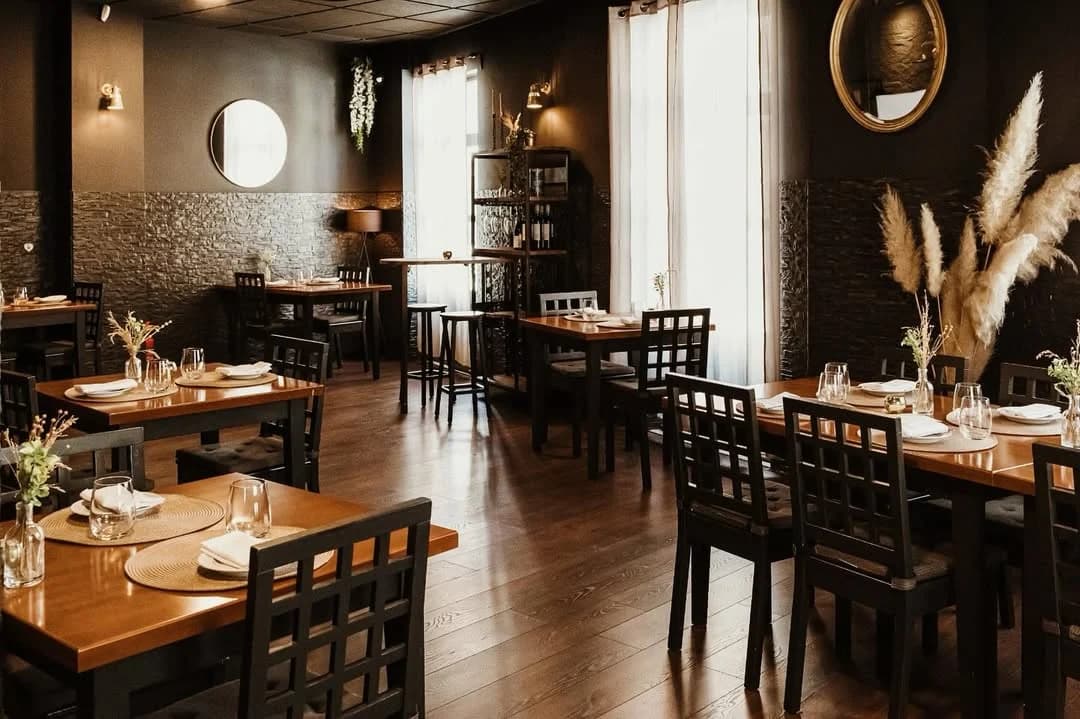 O espaço acolhedor e as mesas do Mesa 15
